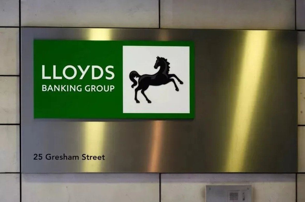 AI Empowers UK Consumers to Manage Finances, Lloyds Study Reveals