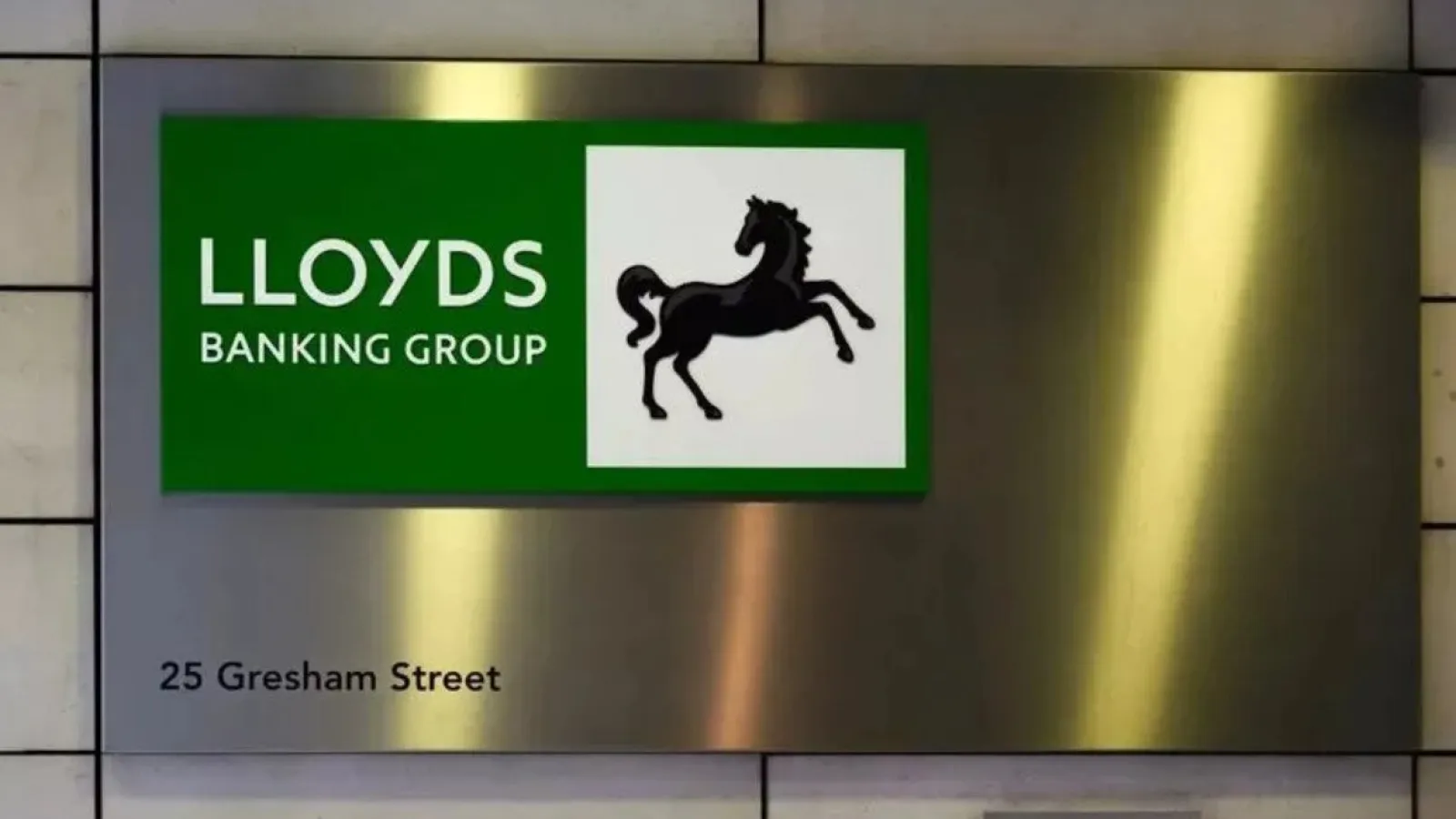 AI Empowers UK Consumers to Manage Finances, Lloyds Study Reveals